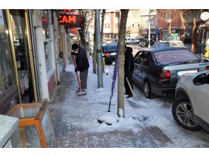 Emet Belediyesi kaldırım ve caddelerin buz ve karını temizliyor