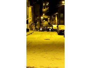 Arnavutköy’de kartopu oynayanlar vatandaş mahallede kalan polis aracını böyle kurtardı