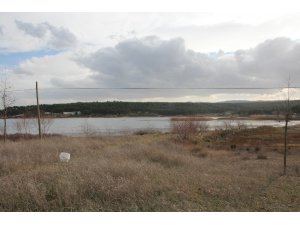 Pelitözü Göleti’nde yağış azlığı nedeniyle sular 25 metre çekildi