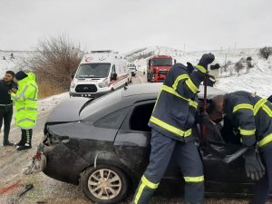 Otomobil ile minibüs çarpıştı: 4 yaralı