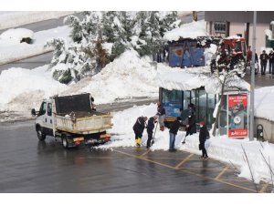 Düzce Belediyesi ekiplerinin kar temizliği sürüyor
