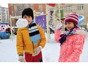 Elazığ’da çocukların kar sevinci