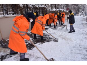 Malatya’da karla mücadele aralıksız sürüyor