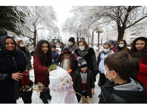 Denetime çıkan Başkan Şahin, polis ve çocuklarla kar topu oynadı