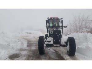7 ilçenin mahalle yollarında karla mücadele devam ediyor