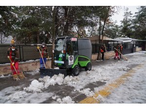 Diyarbakır’da kaldırımlarda kar temizleme çalışması başlatıldı