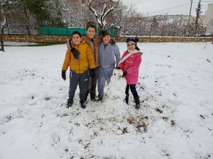 Dicle’de çocukların kar keyfi