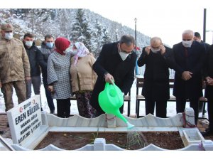 Bakan Kasapoğlu’ndan Eren Bülbül’ün mezarına ziyaret