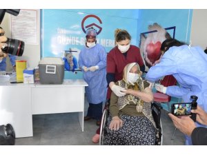 Erzurum’da Bakımevinde kalan yaşlılar aşılanmaya başlandı