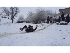 Mardin’de çocuklar karda kaymanın keyfini çıkardı