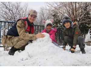 Jandarma ile çocukların kar keyfi
