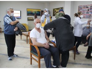 Karabük’te yaşlılara Covid-19 aşısı yapılmaya başlandı