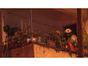 Avcılar’da alevlerin yükseldiği dairede mahsur kalan vatandaşlar balkona sığındı
