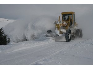Refahiye’de 1 metreyi aşan karda ekiplerin yol açma çalışması