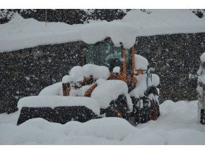 Şırnak-Hakkari yolunda karla mücadele sürüyor
