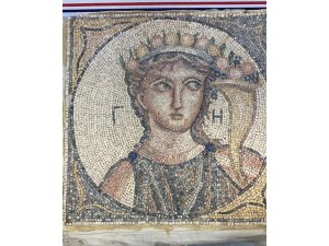 İzmir’de Roma dönemine ait olduğu değerlendirilen 2 bin yıllık mozaik ele geçirildi