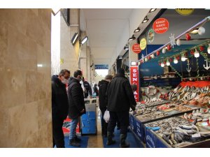 Fiyatların arttığı balık pazarında ümitler av yasağının kalkacağı güne çevrildi