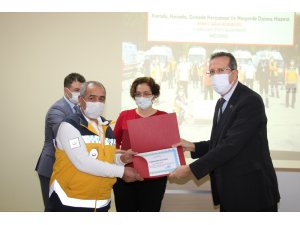 İzmir depreminin yaralarını saran sağlıkçılara teşekkür belgesi verildi