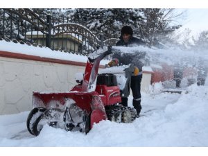 Erzurum Büyükşehir Belediyesi ekipleri karla mücadeleye devam ediyor