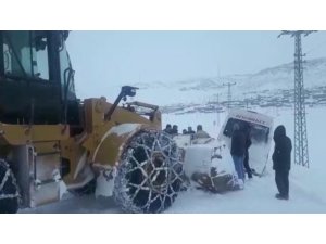 Buzlu yolda şarampole düşen midibüs yol açma dozeri ile kurtarıldı