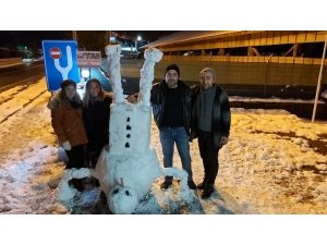 Biri kardan heykel yaptı, diğeri kardan adamı ters çevirdi