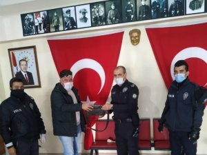 Polis ekipleri tarafından kaldırımda bulunan çanta sahibine teslim edildi