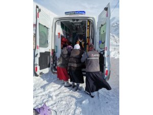 Köyde mahsur kalan 75 yaşındaki hasta, kızakla ambulansa taşındı