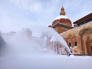 Tarihi İshak Paşa Sarayı’nda kar temizliği