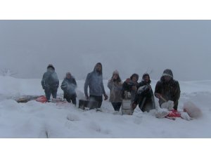 Artvin’de kar nedeniyle yolda kalan vatandaşlar çileyi eğlenceye çevirdi