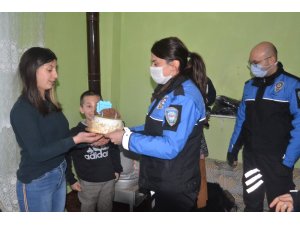 Hakkari polisinden Melek’e doğum günü sürprizi