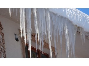 Muş’ta çatılarda oluşan metrelerce buz sarkıtları tehlike saçıyor