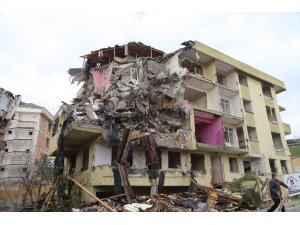 Büyükçekmece’de risk taşıyan 3 bina daha yıkıldı