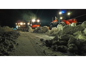 Şırnak-Hakkari karayolunda karla mücadele çalışmaları sürüyor