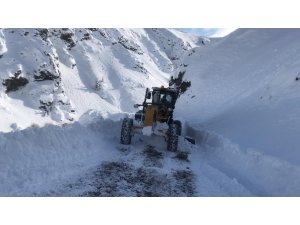 Doğu’da kar ve tipiden kapanan yollar açılıyor