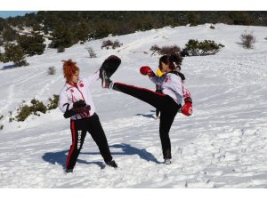 Milli sporcular karla kaplı Spil Dağı’nda güç depoladı