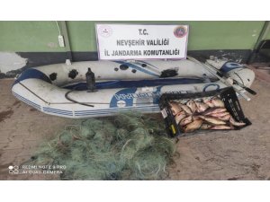 Kızılırmak’ta kaçak balık avlayan 2 kişi yakalandı