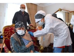 Ankara’da 116 yaşındaki iki kişiye aşı evlerinde yapıldı