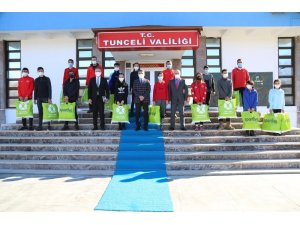 Tunceli Valisi Özkan, sporculara kayak takımı hediye etti