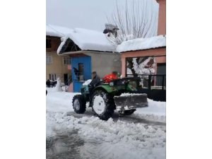 Köy muhtarı traktörle yolları açtı