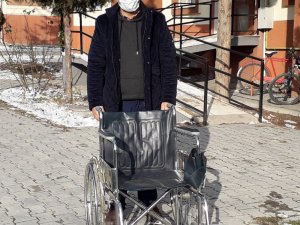 Dernekler aracı oldu, ihtiyaç sahibine tekerlekli sandalye teslim edildi