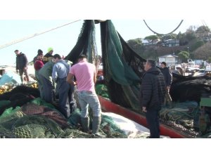 Uzatılan hamsi yasağı sonrası balıkçı tekneleriyle dolan Şile Limanı havadan görüntülendi