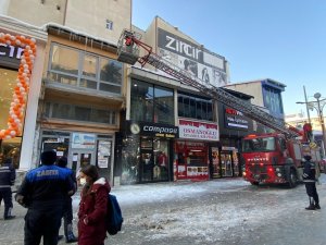 Ağrı Belediyesi tehlike saçan buz sarkıtlarını kırdı