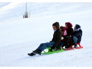 Akdağ Kayak Merkezi’nde kar sevinci