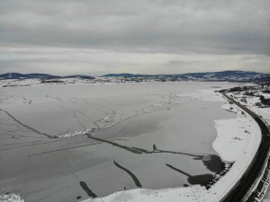 870 hektarlık göl buz tuttu