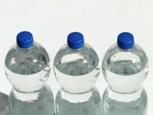 “Plastik şişeler kansere davetiye çıkarıyor”