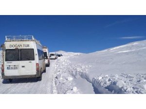 Köy yolunda karda mahsur kalan 6 minibüs kurtarıldı