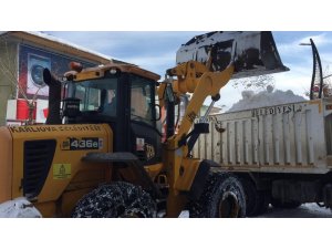 Karlıova’da, kar kamyon kamyon ilçe dışına taşınıyor