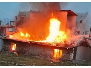 İzmir’de korkutan ev yangını