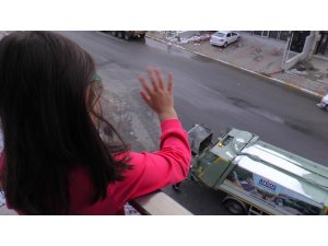 Minik kız 3 yıldır çöp arabasına el sallıyor