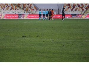 Yeni Malatya Stadı’nın zemini tepki çekti